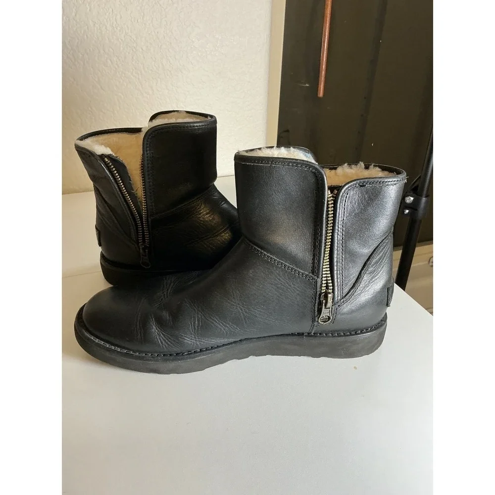 UGG Black Leather Shearling Lined Ankle Boots Side Zip 1017851 Womens Size 9